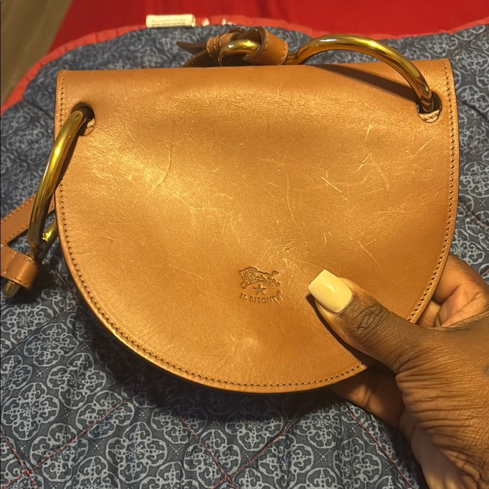 Sophisticated Tan and Gold Crossbody Bag with Structured Design